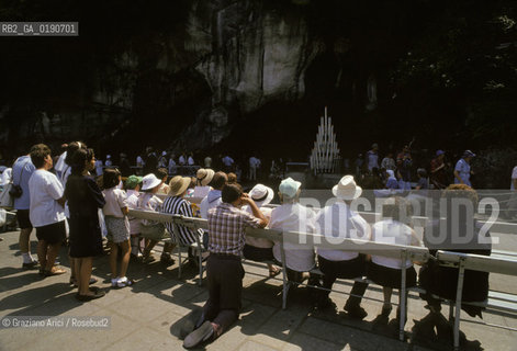 ( FRANCIA  )  MIDI-PYRENEES LOURDES : PREGHIERA DAVANTI ALLA GROTTA MIRACOLOSA  © 1999 Graziano Arici/Rosebud2 / GEO PELLEGRINAGGIO
