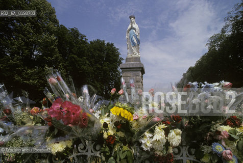( FRANCIA  )  MIDI-PYRENEES LOURDES : LA STATUA DELLA MADONNA  © 1999 Graziano Arici/Rosebud2 / GEO PELLEGRINAGGIO