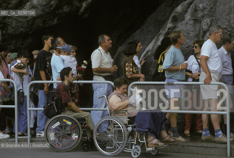 ( FRANCIA  )  MIDI-PYRENEES LOURDES : PREGHIERA DAVANTI ALLA GROTTA MIRACOLOSA  © 1999 Graziano Arici/Rosebud2 / GEO PELLEGRINAGGIO