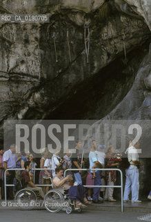 ( FRANCIA  )  MIDI-PYRENEES LOURDES : PREGHIERA DAVANTI ALLA GROTTA MIRACOLOSA  © 1999 Graziano Arici/Rosebud2 / GEO PELLEGRINAGGIO