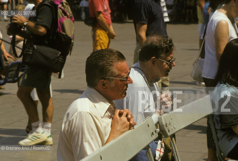 ( FRANCIA  )  MIDI-PYRENEES LOURDES : PREGHIERA DAVANTI ALLA GROTTA MIRACOLOSA  © 1999 Graziano Arici/Rosebud2 / GEO PELLEGRINAGGIO