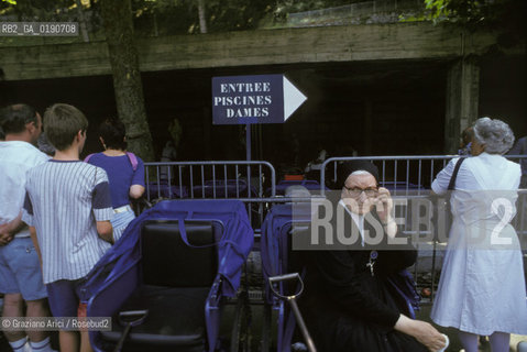 ( FRANCIA  )  MIDI-PYRENEES LOURDES : LE PISCINE DI ACQUA MIRACOLOSA  © 1999 Graziano Arici/Rosebud2 / GEO PELLEGRINAGGIO