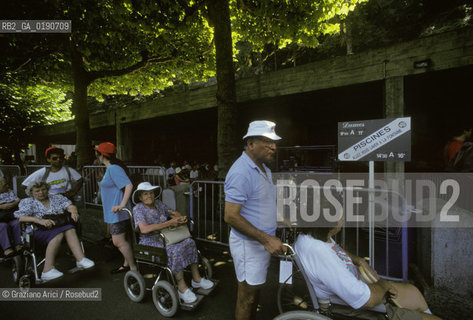 ( FRANCIA  )  MIDI-PYRENEES LOURDES : PISCINE DI ACQUA MIRACOLOSA  © 1999 Graziano Arici/Rosebud2 / GEO PELLEGRINAGGIO