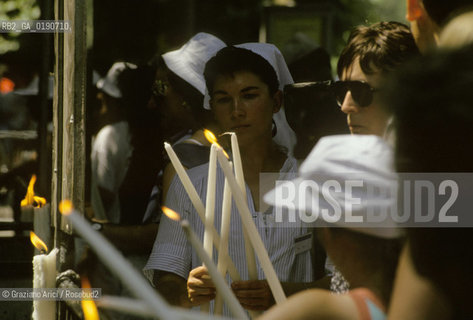 ( FRANCIA  )  MIDI-PYRENEES LOURDES : PELLEGRINI  © 1999 Graziano Arici/Rosebud2 / GEO PELLEGRINAGGIO CANDELA
