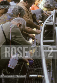 ( FRANCIA  )  MIDI-PYRENEES LOURDES : SORGENTI DI ACQUA MIRACOLOSA  © 1999 Graziano Arici/Rosebud2 / GEO PELLEGRINAGGIO