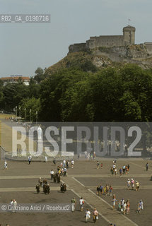 ( FRANCIA  )  MIDI-PYRENEES LOURDES : LESPLANADE E IL CASTELLO  © 1999 Graziano Arici/Rosebud2 / GEO PELLEGRINAGGIO
