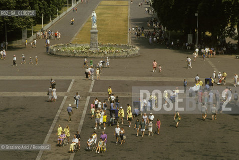 ( FRANCIA  )  MIDI-PYRENEES LOURDES : LESPLANADE  © 1999 Graziano Arici/Rosebud2 / GEO PELLEGRINAGGIO