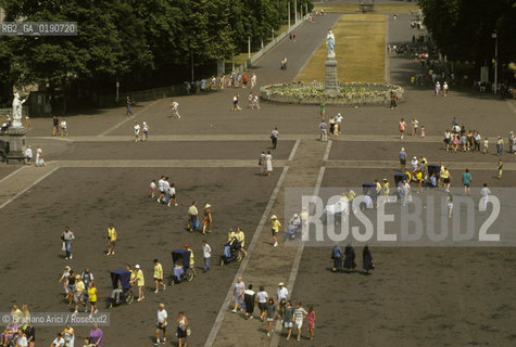 ( FRANCIA  )  MIDI-PYRENEES LOURDES : PELLEGRINI SULLESPLANADE  © 1999 Graziano Arici/Rosebud2 / GEO PELLEGRINAGGIO