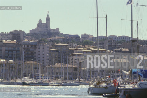 ( FRANCIA  )  PROVENCE-ALPES-COTE DAZUR MARSIGLIA : IL VIEUX-PORT E NOTRE-DAME-DE-LA-GARDE © 1999 Graziano Arici/Rosebud2 / GEO PORTO