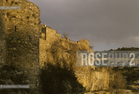 ( FRANCIA  )  LANGUEDOC-ROUSSILLON  MINERVE : I RESTI DELLE MURA © 1999 Graziano Arici/Rosebud2 / GEO ERESIA CATARA CATARI CROCIATA