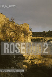 ( FRANCIA  )  LANGUEDOC-ROUSSILLON  MINERVE : I RESTI DELLE MURA © 1999 Graziano Arici/Rosebud2 / GEO ERESIA CATARA CATARI CROCIATA