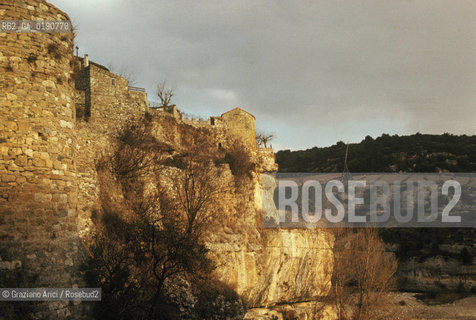 ( FRANCIA  )  LANGUEDOC-ROUSSILLON  MINERVE : I RESTI DELLE MURA © 1999 Graziano Arici/Rosebud2 / GEO ERESIA CATARA CATARI CROCIATA