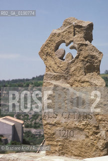 ( FRANCIA  )  LANGUEDOC-ROUSSILLON  MINERVE :  IL MONUMENTO AI CATARI MANDATI AL ROGO © 1999 Graziano Arici/Rosebud2 / GEO ERESIA CATARA CATARI CROCIATA