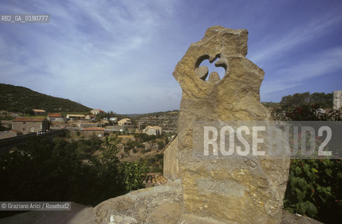 ( FRANCIA  )  LANGUEDOC-ROUSSILLON  MINERVE : IL MONUMENTO AI CATARI MANDATI AL ROGO © 1999 Graziano Arici/Rosebud2 / GEO ERESIA CATARA CATARI CROCIATA