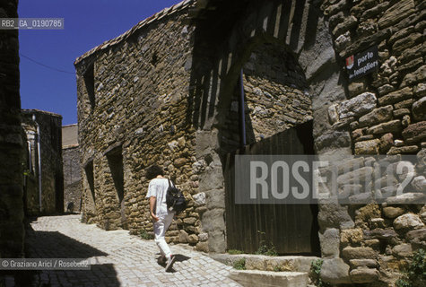 ( FRANCIA  )  LANGUEDOC-ROUSSILLON  MINERVE : RUE DES MARTIRS LA VIA FATTA DAI CATARI MANDATI AL ROGO © 1999 Graziano Arici/Rosebud2 / GEO ERESIA CATARA CATARI CROCIATA