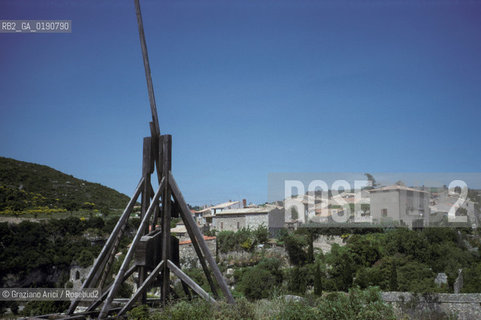 ( FRANCIA  )  LANGUEDOC-ROUSSILLON  MINERVE : IL PAESE IN PRIMO PIANO UNA CATAPULTA © 1999 Graziano Arici/Rosebud2 / GEO ERESIA CATARA CATARI CROCIATA