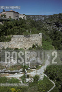 ( FRANCIA  )  LANGUEDOC-ROUSSILLON  MINERVE : I RESTI DELLE MURA © 1999 Graziano Arici/Rosebud2 / GEO ERESIA CATARA CATARI CROCIATA