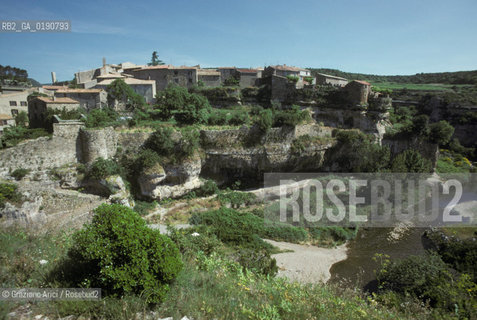 ( FRANCIA  )  LANGUEDOC-ROUSSILLON  MINERVE : I RESTI DELLE MURA © 1999 Graziano Arici/Rosebud2 / GEO ERESIA CATARA CATARI CROCIATA