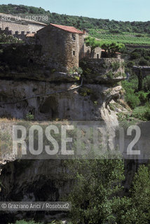 ( FRANCIA  )  LANGUEDOC-ROUSSILLON  MINERVE : I RESTI DELLE MURA © 1999 Graziano Arici/Rosebud2 / GEO ERESIA CATARA CATARI CROCIATA