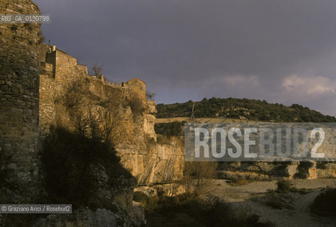 ( FRANCIA  )  LANGUEDOC-ROUSSILLON  MINERVE : I RESTI DELLE MURA © 1999 Graziano Arici/Rosebud2 / GEO ERESIA CATARA CATARI CROCIATA