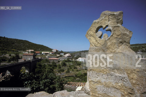 ( FRANCIA  )  LANGUEDOC-ROUSSILLON  MINERVE :  IL MONUMENTO AI CATARI MANDATI AL ROGO © 1999 Graziano Arici/Rosebud2 / GEO ERESIA CATARA CATARI CROCIATA