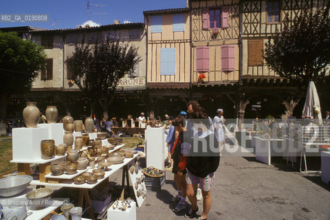 ( FRANCIA  )  MIDI-PYRENEES MIREPOIX : MERCATO DI CERAMICHE SULLA PIAZZA  © 1999 Graziano Arici/Rosebud2 / GEO ERESIA CATARA CATARI CROCIATA