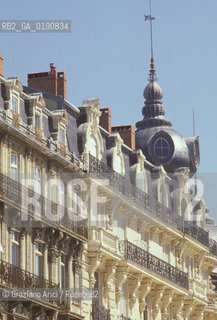 ( FRANCIA  )  LANGUEDOC-ROUSSILLON  MONTPELLIER : PALAZZI IN PIAZZA DE LA COMEDIE © 1999 Graziano Arici/Rosebud2 / GEO