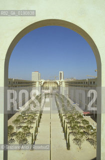 ( FRANCIA  )  LANGUEDOC-ROUSSILLON  MONTPELLIER : IL QUARTIERE ANTIGONE DI RICARDO BOFILL © 1999 Graziano Arici/Rosebud2 / GEO ARCHITETTURA CONTEMPORANEA