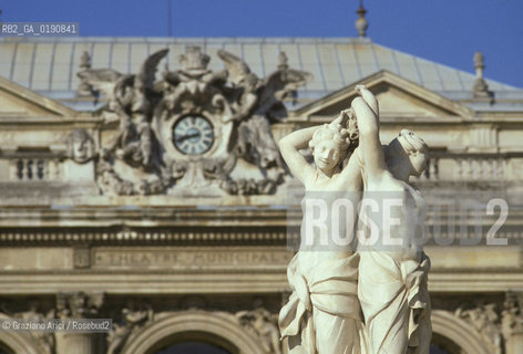 ( FRANCIA  )  LANGUEDOC-ROUSSILLON  MONTPELLIER : LA PIAZZA DE LA COMEDIE IL TEATRO E LE TRE GRAZIE © 1999 Graziano Arici/Rosebud2 / GEO