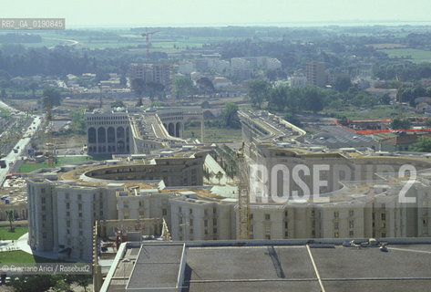 ( FRANCIA  )  LANGUEDOC-ROUSSILLON  MONTPELLIER : IL QUARTIERE ANTIGONE DI RICARDO BOFILL IN COSTRUZIONE © 1999 Graziano Arici/Rosebud2 / GEO ARCHITETTURA CONTEMPORANEA