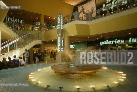 ( FRANCIA  )  LANGUEDOC-ROUSSILLON  MONTPELLIER : IL CENTRO COMMERCIALE DEL POLYGONE © 1999 Graziano Arici/Rosebud2 / GEO FONTANA