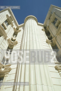 ( FRANCIA  )  LANGUEDOC-ROUSSILLON  MONTPELLIER : IL QUARTIERE ANTIGONE DI RICARDO BOFILL © 1999 Graziano Arici/Rosebud2 / GEO ARCHITETTURA CONTEMPORANEA COLONNA
