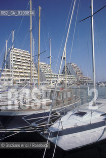 ( FRANCIA  )  LANGUEDOC-ROUSSILLON  LA GRAND MOTTE : IL PORTO TURISTICO © 1999 Graziano Arici/Rosebud2 / GEO