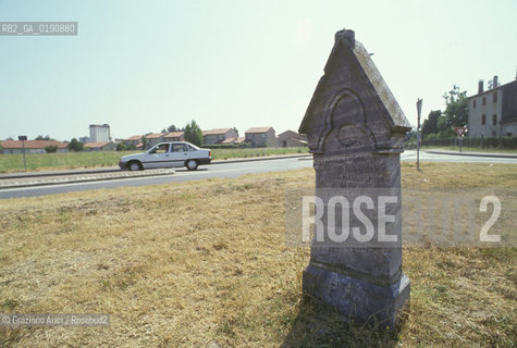 ( FRANCIA  )  MIDI-PYRENEES  MURET : IL CIPPO CHE RICORDA LA BATTAGLIA TRA I CROCIATI E IL CONTE DI TOLOSA © 1999 Graziano Arici/Rosebud2 / GEO ERESIA CATARA CATARI CROCIATA