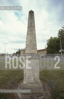 ( FRANCIA  )  MIDI-PYRENEES  MURET : IL CIPPO CHE RICORDA LA BATTAGLIA TRA I CROCIATI E IL CONTE DI TOLOSA © 1999 Graziano Arici/Rosebud2 / GEO ERESIA CATARA CATARI CROCIATA