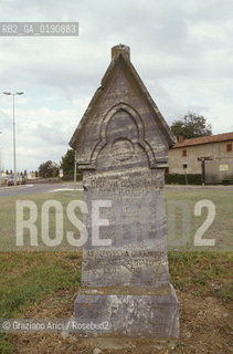 ( FRANCIA  )  MIDI-PYRENEES  MURET : IL CIPPO CHE RICORDA LA BATTAGLIA TRA I CROCIATI E IL CONTE DI TOLOSA © 1999 Graziano Arici/Rosebud2 / GEO ERESIA CATARA CATARI CROCIATA