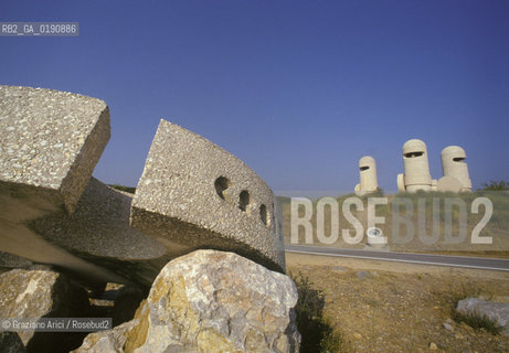 ( FRANCIA  )  LANGUEDOC-ROUSSILLON AUDE MONUMENTO AI CATARI © 1999 Graziano Arici/Rosebud2 / GEO ERESIA CATARA CATARI CROCIATA
