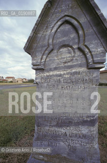 ( FRANCIA  )  MIDI-PYRENEES  MURET : IL CIPPO CHE RICORDA LA BATTAGLIA TRA I CROCIATI E IL CONTE DI TOLOSA © 1999 Graziano Arici/Rosebud2 / GEO ERESIA CATARA CATARI CROCIATA