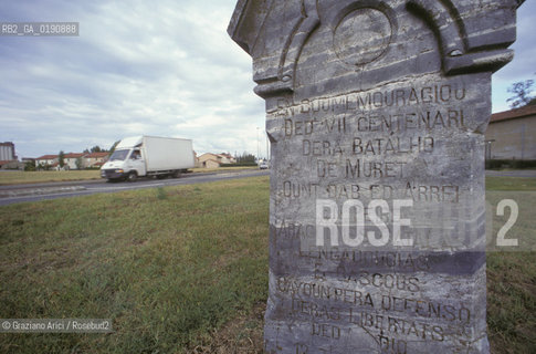 ( FRANCIA  )  MIDI-PYRENEES  MURET : IL CIPPO CHE RICORDA LA BATTAGLIA TRA I CROCIATI E IL CONTE DI TOLOSA © 1999 Graziano Arici/Rosebud2 / GEO ERESIA CATARA CATARI CROCIATA