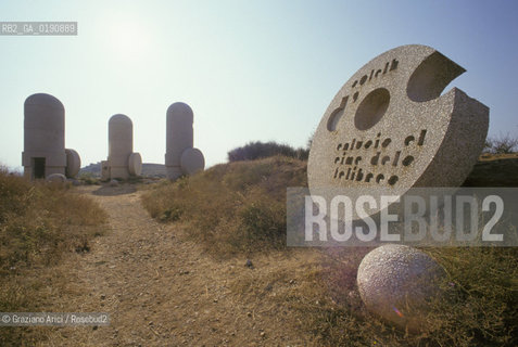 ( FRANCIA  )  LANGUEDOC-ROUSSILLON AUDE MONUMENTO AI CATARI © 1999 Graziano Arici/Rosebud2 / GEO ERESIA CATARA CATARI CROCIATA
