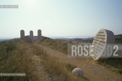 ( FRANCIA  )  LANGUEDOC-ROUSSILLON AUDE MONUMENTO AI CATARI © 1999 Graziano Arici/Rosebud2 / GEO ERESIA CATARA CATARI CROCIATA