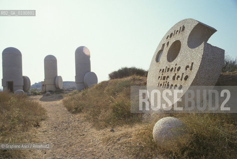 ( FRANCIA  )  LANGUEDOC-ROUSSILLON AUDE MONUMENTO AI CATARI © 1999 Graziano Arici/Rosebud2 / GEO ERESIA CATARA CATARI CROCIATA