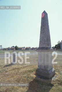 ( FRANCIA  )  MIDI-PYRENEES  MURET : IL CIPPO CHE RICORDA LA BATTAGLIA TRA I CROCIATI E IL CONTE DI TOLOSA © 1999 Graziano Arici/Rosebud2 / GEO ERESIA CATARA CATARI CROCIATA