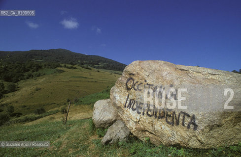 ( FRANCIA  )  MIDI-PYRENEES  IL CASTELLO DI MONTSEGUR ULTIMO RIFUGIO DELLA CHIESA CATARA SCRITTA INDIPENDENTISTA  © 1999 Graziano Arici/Rosebud2 / GEO ERESIA CATARA CATARI CROCIATA