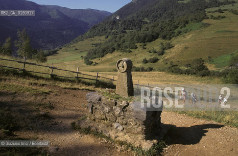 ( FRANCIA  )  MIDI-PYRENEES  IL CASTELLO DI MONTSEGUR ULTIMO RIFUGIO DELLA CHIESA CATARA  IL CIPPO CHE INDICA IL LUOGO DOVE FURONO BRUCIATI I CATARI © 1999 Graziano Arici/Rosebud2 / GEO ERESIA CATARA CATARI CROCIATA