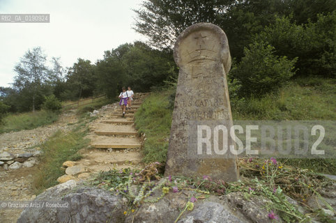( FRANCIA  )  MIDI-PYRENEES  IL CASTELLO DI MONTSEGUR ULTIMO RIFUGIO DELLA CHIESA CATARA  IL CIPPO CHE INDICA IL LUOGO DOVE FURONO BRUCIATI I CATARI © 1999 Graziano Arici/Rosebud2 / GEO ERESIA CATARA CATARI CR