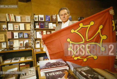 ( FRANCIA  )  MIDI-PYRENEES  IL CASTELLO DI MONTSEGUR ULTIMO RIFUGIO DELLA CHIESA CATARA  IL LIBRAIO DEL VILLAGGIO CON UNA BANDIERA OCCITANA © 1999 Graziano Arici/Rosebud2 / GEO ERESIA CATARA CATARI CROCIATA