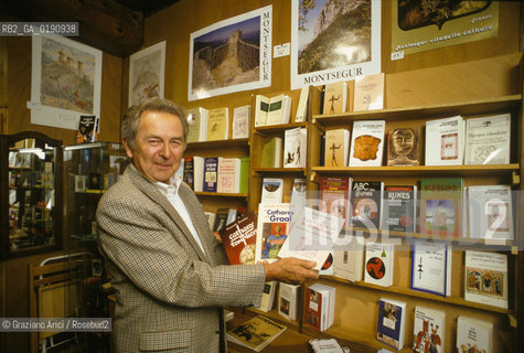 ( FRANCIA  )  MIDI-PYRENEES  IL CASTELLO DI MONTSEGUR ULTIMO RIFUGIO DELLA CHIESA CATARA IL LIBRAIO DEL PAESE CON ALCUNI LIBRI SUL CATARISMO  © 1999 Graziano Arici/Rosebud2 / GEO ERESIA CATARA CATARI CROCIATA