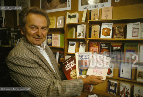 ( FRANCIA  )  MIDI-PYRENEES  IL CASTELLO DI MONTSEGUR ULTIMO RIFUGIO DELLA CHIESA CATARA IL LIBRAIO DEL PAESE CON ALCUNI LIBRI SUL CATARISMO  © 1999 Graziano Arici/Rosebud2 / GEO ERESIA CATARA CATARI CROCIATA