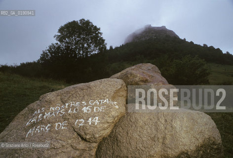 ( FRANCIA  )  MIDI-PYRENEES  IL CASTELLO DI MONTSEGUR ULTIMO RIFUGIO DELLA CHIESA CATARA SCRITTA INDIPENDENTISTA  © 1999 Graziano Arici/Rosebud2 / GEO ERESIA CATARA CATARI CROCIATA